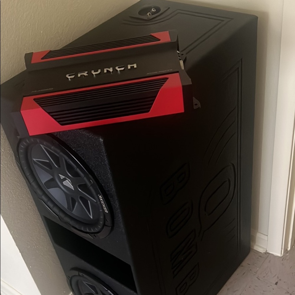Two kicker comp vr 12s subwoofers with 4,000 watt amp